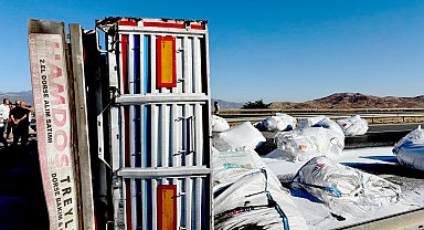 Devrilen TIR'ın şoförü yaralandı, yolda uzun araç kuyruğu oluştu