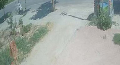 Devrilip ağaca çarpan motosikletin sürücüsü yaralandı; kaza kamerada