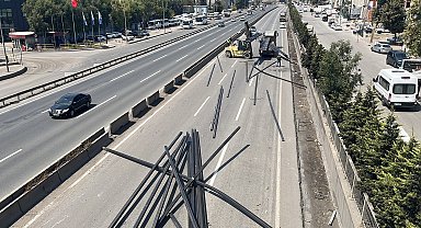 Dilovası'nda TIR'daki profiller yola düştü; İstanbul istikameti ulaşıma kapandı