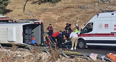 Diyarbakır'da minibüs devrildi: 1 ölü, 3'ü ağır 16 yaralı