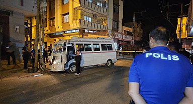 Dolmuş şoförü, direksiyon başında uğradığı silahlı saldırıda hayatını kaybetti