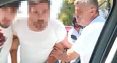 Dolmuş şoförü, tartıştığı sürücünün otomobilini tekmeledi; o anlar kamerada