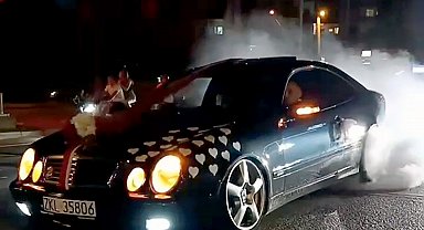 Düğün konvoyunda yolu kapatıp, lastik yakan sürücüye 10 bin 260 lira ceza