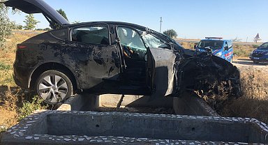 Düğünden dönen ailenin otomobili, TIR'a çarptı: 1'i ağır, 6 yaralı