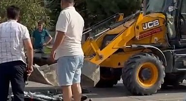 Dur ihtarından kaçan motosikletli iş makinesine çarptı: 1 ölü