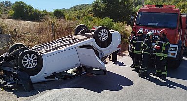 Duvara çarpan otomobil devrildi; sürücü yaralandı, eşi öldü