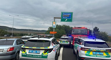 Düzce'de VIP minibüs bariyere çarptı; 7 yaralı