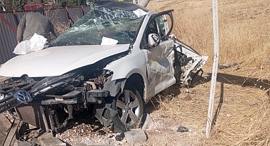 Ehliyetsiz sürücünün kullandığı otomobil, otobüs ve direğe çarptı: 1 ölü, 1 yaralı