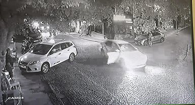 Ehliyetsiz ve alkollü sürücü, otomobille kaldırıma ve araçlara çarptı; kaza kamerada