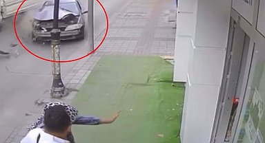 Ehliyetsiz ve alkollü sürücünün otomobili kaldırıma çıktı, yayalar son anda kurtuldu