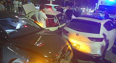 Elazığ'da karşı şeride geçen otomobil, 4 araçla çarpıştı: 4 yaralı