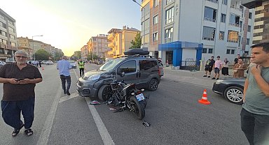 Elazığ'da motosiklet, hafif ticari araca çarptı: 3 yaralı