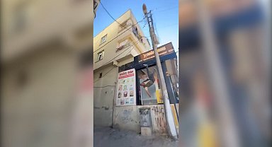 Elektrik akımına kapılıp, direkten düştü: olay kamerada