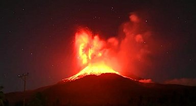 Endonezya'daki Lewotobi Laki-Laki Yanardağı'nda patlama meydana geldi