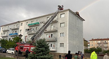 Erzincan'da rüzgar çatıları uçurdu, yağmur su baskınlarına neden oldu