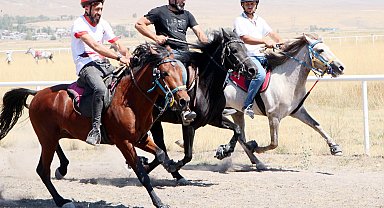 Erzurum'da 'rahvan at'lar tozu dumana kattı