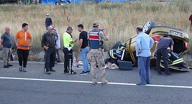 Erzurum'da refüje çarpan otomobil takla attı: 1 ölü, 1 yaralı