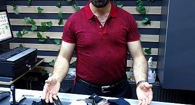 Erzurumlu manav, iş yerine 2 poşet dolusu çorap bırakan kadını arıyor