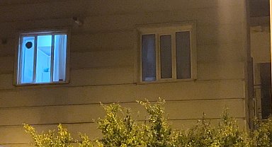 Evde birlikte gördüğü yeğenini bıçakladı, erkek arkadaşını sandalye ile darbetti