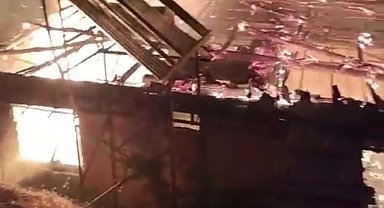 Evde çıkan yangın, bitişiktekine de sıçradı