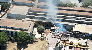 Fabrikada çıkan yangın, yanındaki 2 fabrikaya daha sıçradı