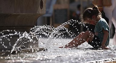 Fransa'da aşırı sıcaklar nedeniyle 14 vilayette 'kırmızı' alarm verildi