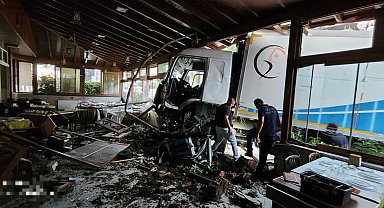 Freni boşalan kamyon, restorana girdi: kaza anı kamerada