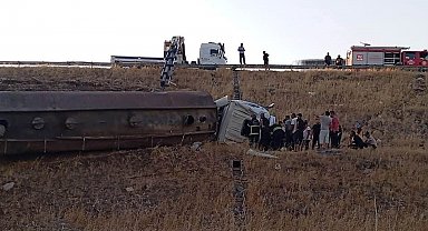 Gaziantep'te devrilen tankerin şoförü yaralandı