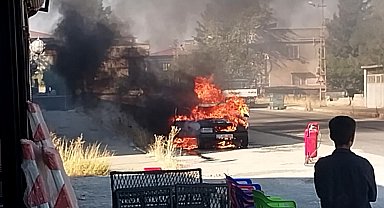 Gaziantep'te seyir halindeyken alev alan otomobil yandı