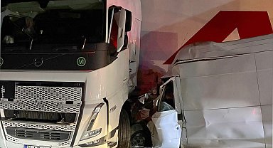 Gaziantep'te TIR ile minibüs çarpıştı:1 ölü,1 yaralı