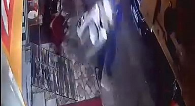 Gazın verildiği motosiklet, masa ve sandalyelere çarptı; o anlar kamerada