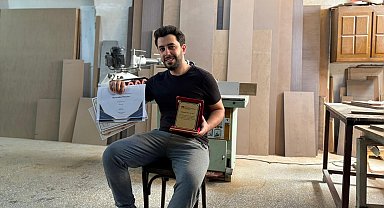 Gündüz mobilya atölyesinde, akşam film setinde