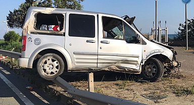 Hafif ticari araç bariyerlere çarptı: 2 yaralı