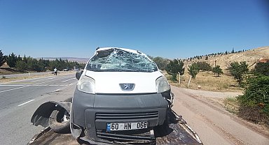 Hafif ticari araç, su kanalına devrildi: 2'si çocuk, 5 yaralı