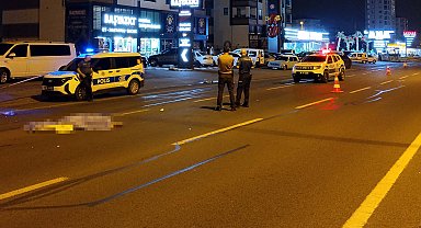 Hafif ticari aracın çarpıp, otomobilin ezdiği kadın öldü