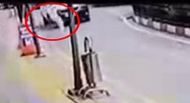 Hafif ticari aracın çarptığı çocuk yaralandı; kaza kamerada