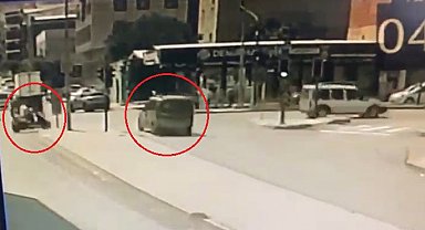 Hafif ticari aracın çarptığı motosikletin sürücüsünün öldüğü kaza kamerada