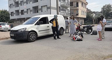 Hafif ticari araçla çarpışan motosikletin sürücüsü yaralandı