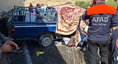 Hakkari'de kamyonet ile TIR çarpıştı; 4 ölü, 2 yaralı