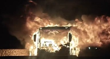 Hatay'da yolcu otobüsü alev alev yandı; o anlar kamerada