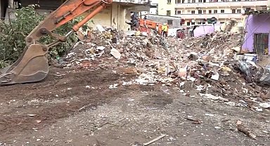 Hindistan'da bina çöktü: 17 ölü