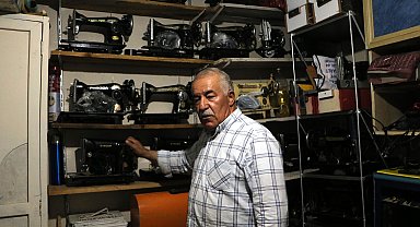 Hurdadan topladığı asırlık makineleri tamir edip çalışır hale getiriyor