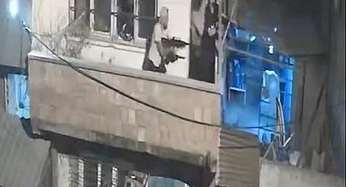 Husumetli komşular, balkonlardan çatıştı