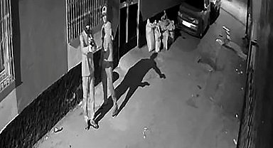 Husumetli olduğu akrabasının evine ateş açıp, o anları kayda aldı