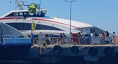 İDO feribotu kayaya çarptı; yolcuların panik anları kamerada