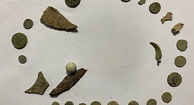 İnegöl'de durdurulan otomobilde 27 sikke ele geçirildi