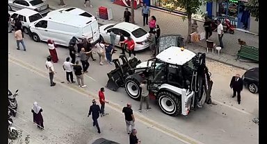 İş makinesinin 5 otomobil ve 2 yayaya çarptığı kaza kamerada
