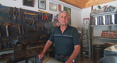 İş yeri yıkılan depremzede, 60 yıllık mesleğini prefabrik dükkanda sürdürüyor