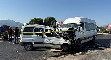 İşçi servis minibüsü ile hafif ticari araç çarpıştı: 1 ölü, 13 yaralı