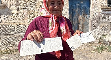 İşitme engelli çift, ürettikleri ürünleri yazdıkları kağıtlarla turistlere satıyor